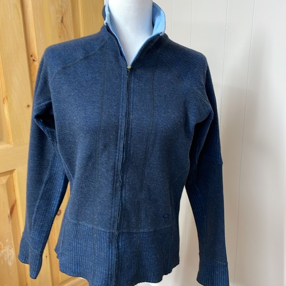Mountain Hardwear athletic zip up with zipper pocket on left arm - Picture 10 of 14